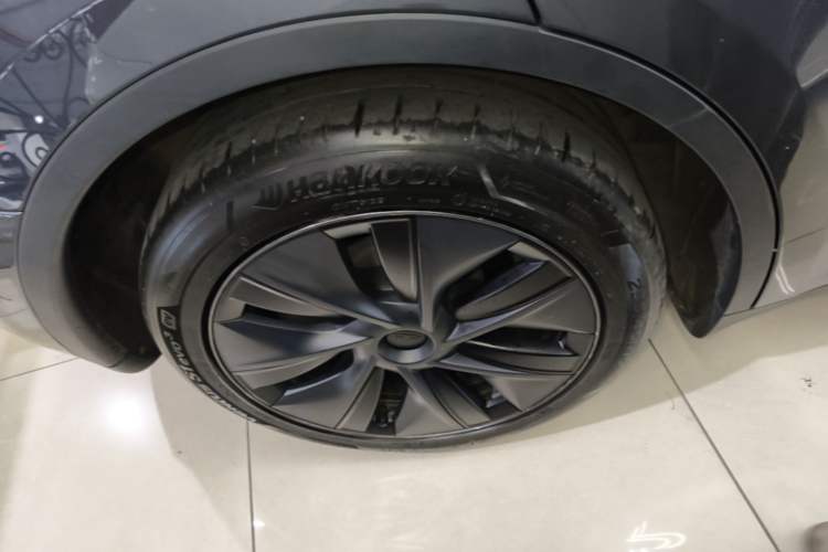 Used Tesla Model Y 2023 Long-Range All-Wheel-Drive Version Right Rear Wheel Hub