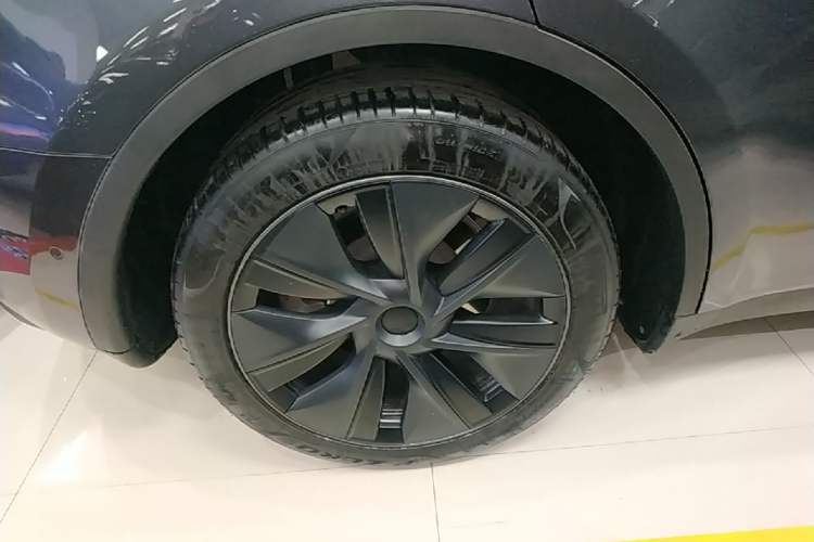 Used Tesla Model Y 2023 Rear-Wheel-Drive Version Right Rear Wheel Hub