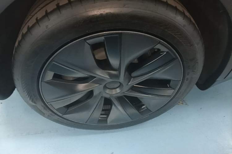 Used Tesla Model Y 2023 Rear-Wheel-Drive Version Right Rear Wheel Hub