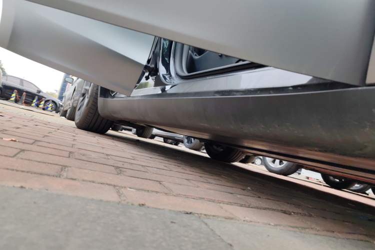 Used Tesla Model Y 2023 Long-Range All-Wheel-Drive Version Right Side Sill