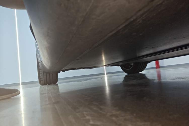 Used Tesla Model Y 2023 Long-Range All-Wheel-Drive Version Right Side Sill