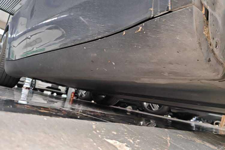 Used Tesla Model Y 2023 High-Performance All-Wheel-Drive Version Right Side Sill