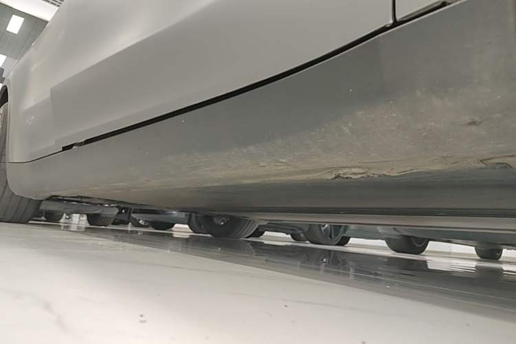 Used Tesla Model Y 2023 Rear-Wheel-Drive Version Right Side Sill