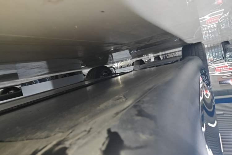 Used Tesla Model Y 2023 Long-Range All-Wheel-Drive Version Right Side Sill