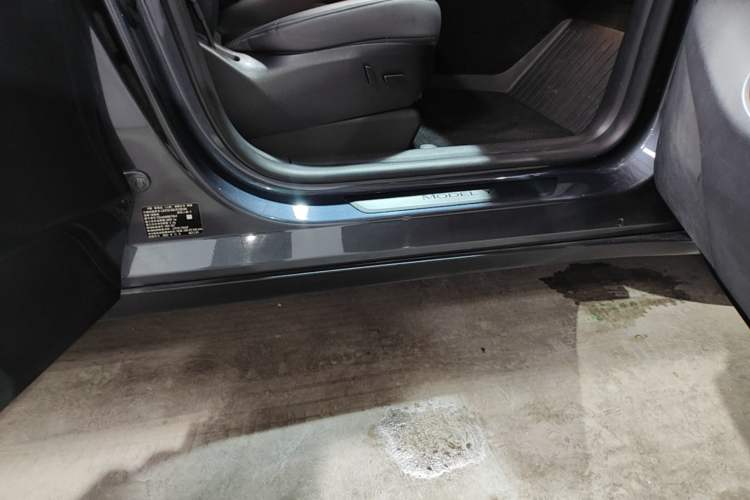 Used Tesla Model Y 2023 Long-Range All-Wheel-Drive Version Right Side Sill