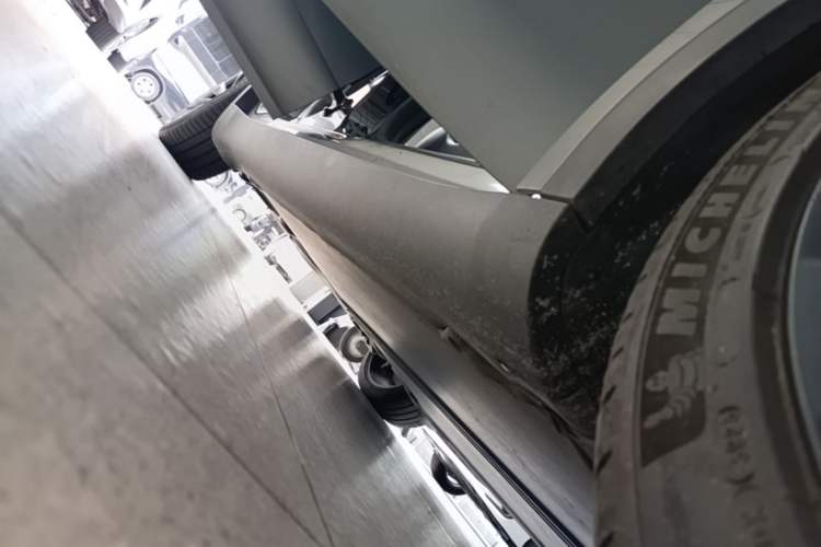 Used Tesla Model Y 2023 Long-Range All-Wheel-Drive Version Right Side Sill
