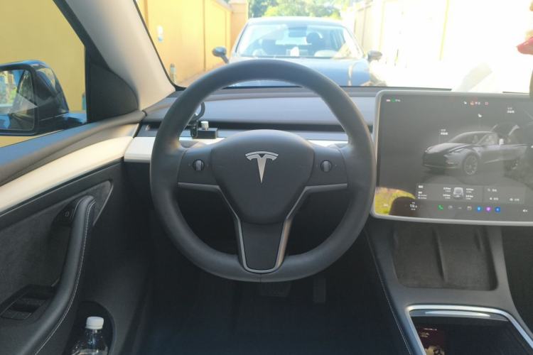 Used Tesla Model Y 2023 Long-Range All-Wheel-Drive Version Steering Wheel
