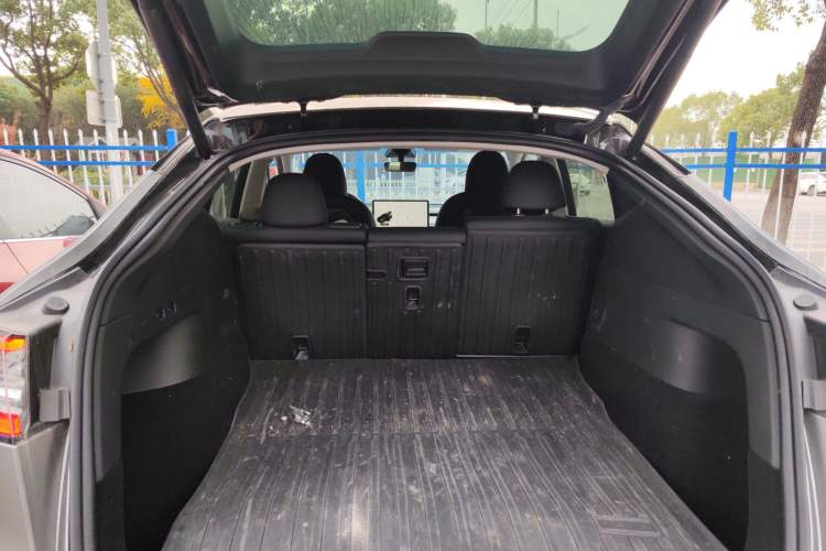 Used Tesla Model Y 2023 Long-Range All-Wheel-Drive Version Trunk