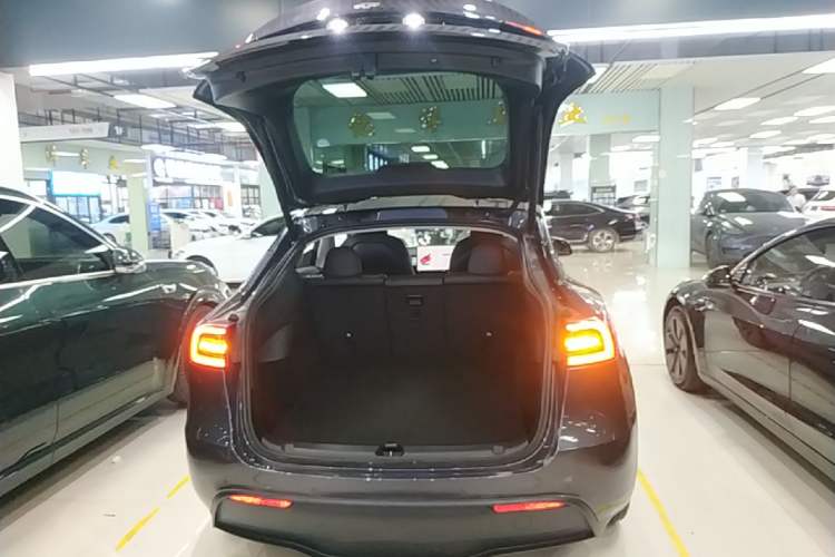 Used Tesla Model Y 2023 Rear-Wheel-Drive Version Trunk