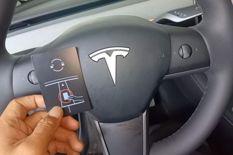Used Tesla Model Y 2023 Long-Range All-Wheel-Drive Version Vehicle Key