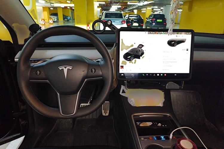 Used Tesla Model Y 2023 Long-Range All-Wheel-Drive Version Center Console