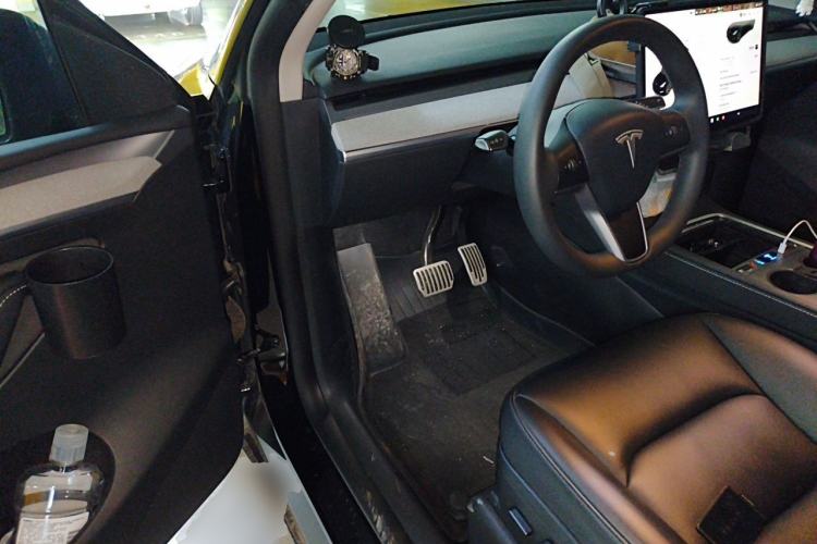 Used Tesla Model Y 2023 Long-Range All-Wheel-Drive Version Driver Seat