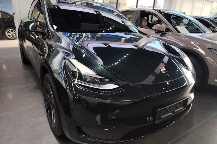 Used Tesla Model Y 2023 Rear-Wheel-Drive Version Front Right 45 Deg