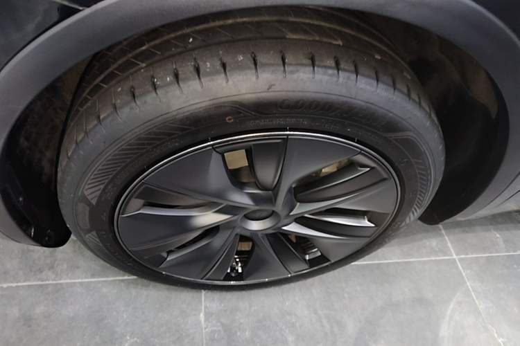 Used Tesla Model Y 2023 Rear-Wheel-Drive Version Left Front Wheel Hub