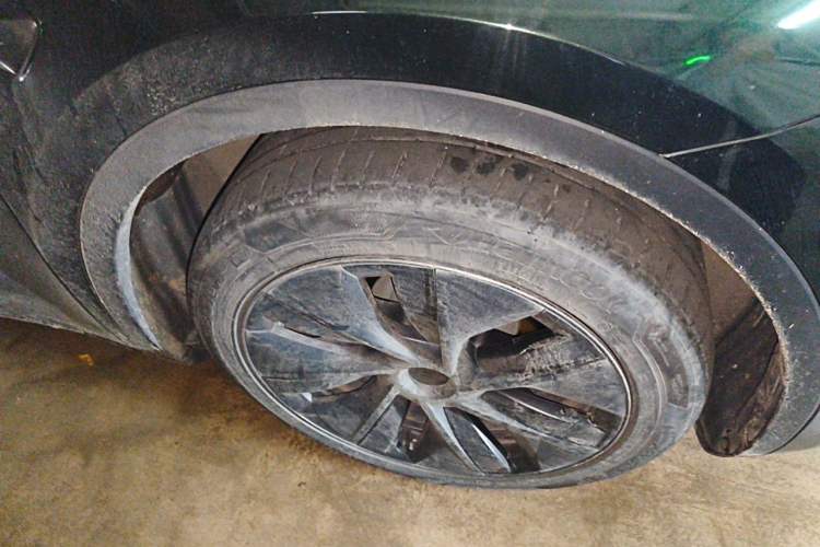 Used Tesla Model Y 2023 Long-Range All-Wheel-Drive Version Right Front Wheel Hub