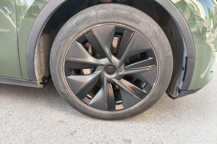 Used Tesla Model Y 2023 Rear-Wheel-Drive Version Right Front Wheel Hub