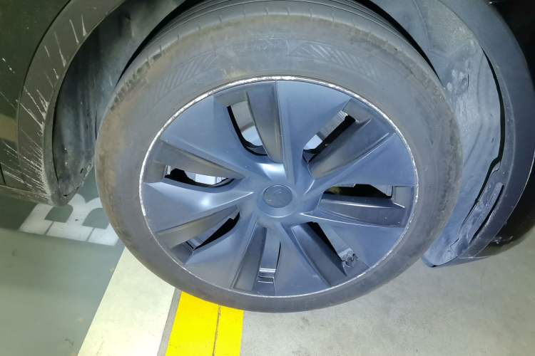 Used Tesla Model Y 2023 Rear-Wheel-Drive Version Right Front Wheel Hub