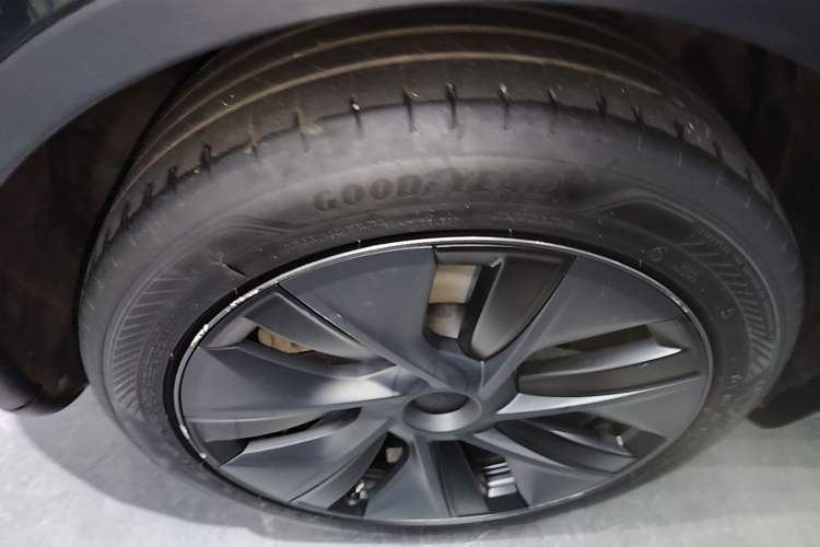 Used Tesla Model Y 2023 Rear-Wheel-Drive Version Right Rear Wheel Hub