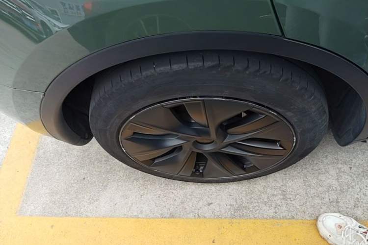 Used Tesla Model Y 2023 Rear-Wheel-Drive Version Right Rear Wheel Hub