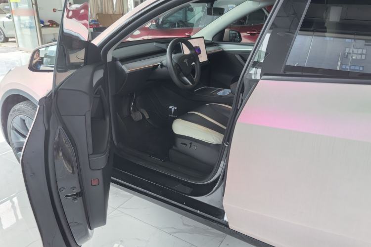 Used Tesla Model Y 2023 Rear-Wheel-Drive Version Interior 2