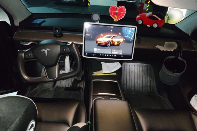 Used Tesla Model Y 2023 Long-Range All-Wheel-Drive Version Center Console