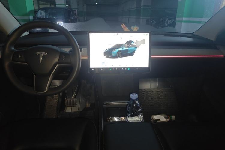 Used Tesla Model Y 2023 Long-Range All-Wheel-Drive Version Center Console