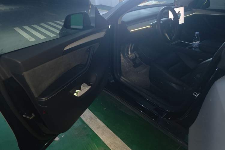 Used Tesla Model Y 2023 Long-Range All-Wheel-Drive Version Driver Seat