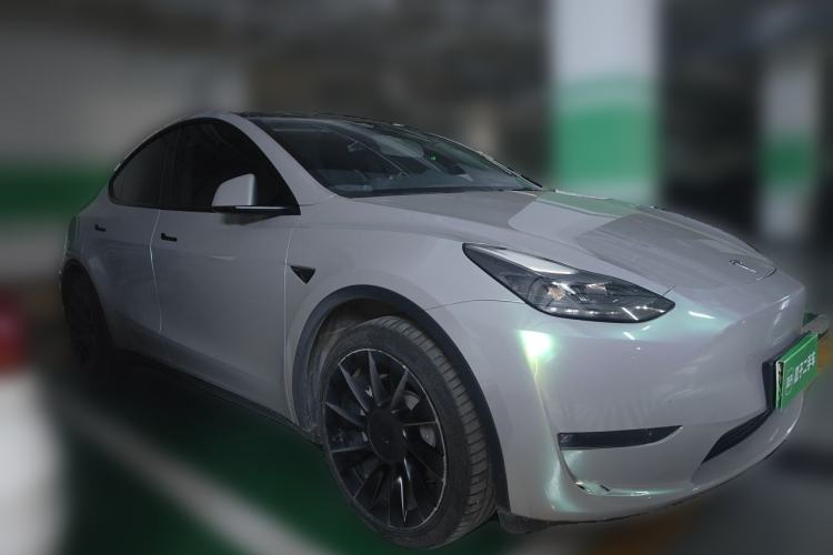 Used Tesla Model Y 2023 Long-Range All-Wheel-Drive Version Front Right 45 Deg