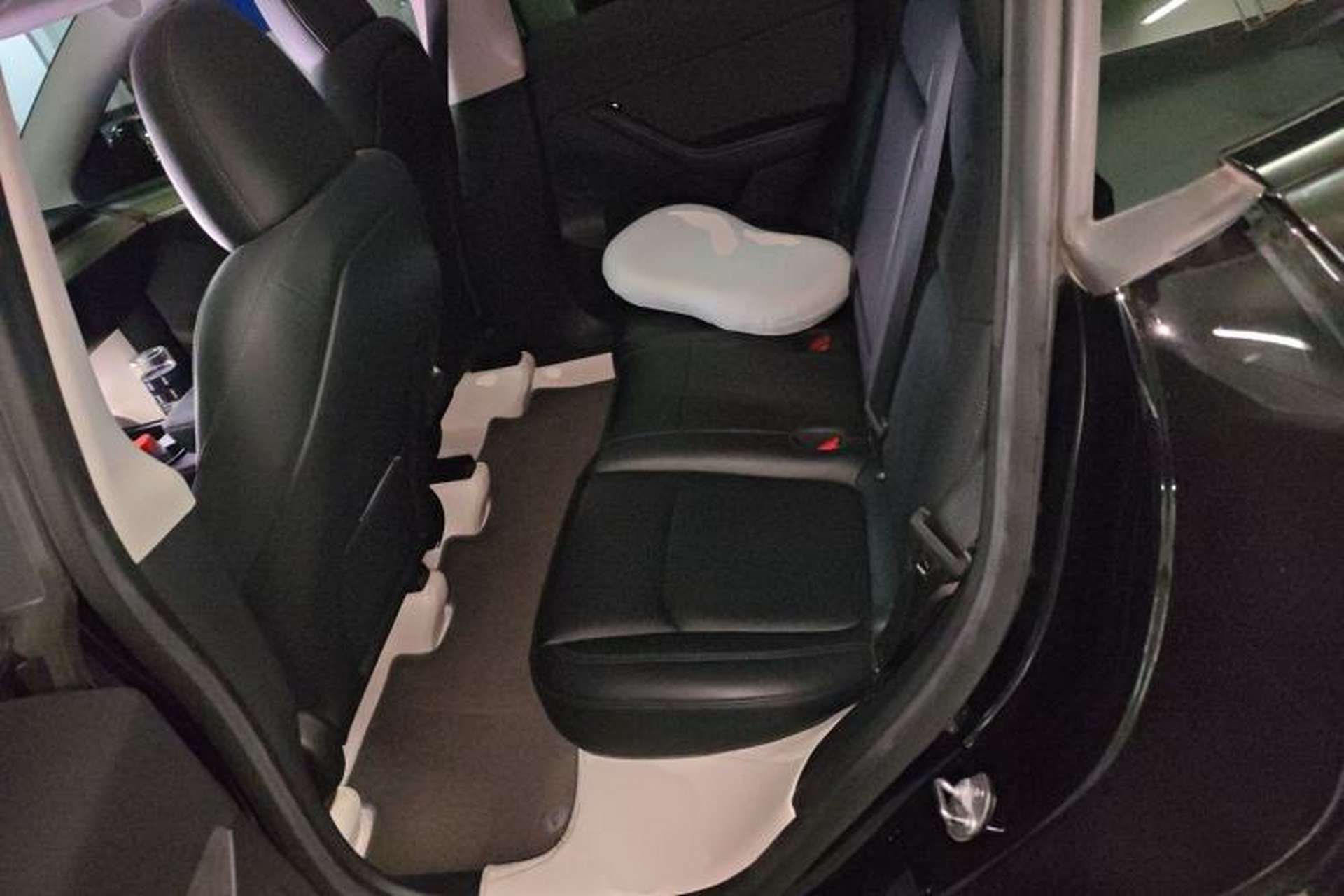 Used Tesla Model Y 2023 Long-Range All-Wheel-Drive Version Left Rear Seat