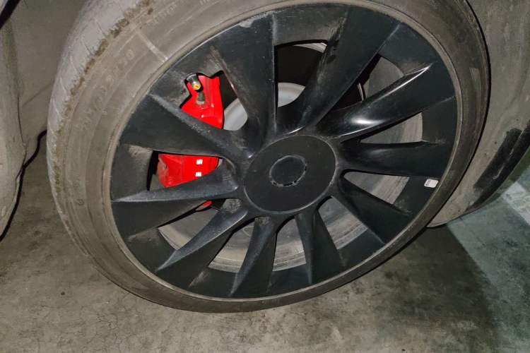 Used Tesla Model Y 2023 Long-Range All-Wheel-Drive Version Right Front Wheel Hub