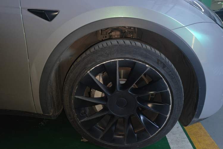 Used Tesla Model Y 2023 Long-Range All-Wheel-Drive Version Right Front Wheel Hub