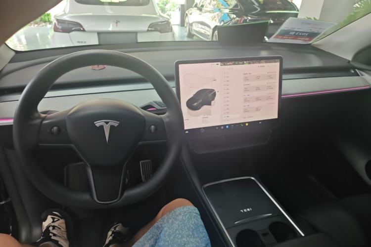 Used Tesla Model Y 2023 Long-Range All-Wheel-Drive Version Center Console