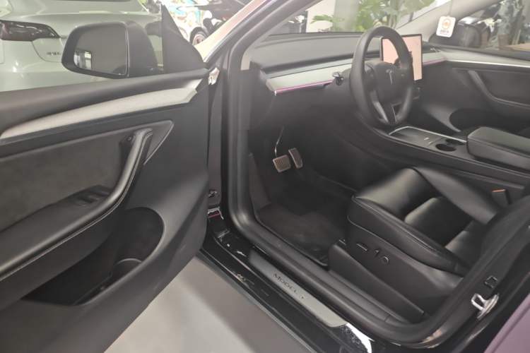 Used Tesla Model Y 2023 Long-Range All-Wheel-Drive Version Driver Seat