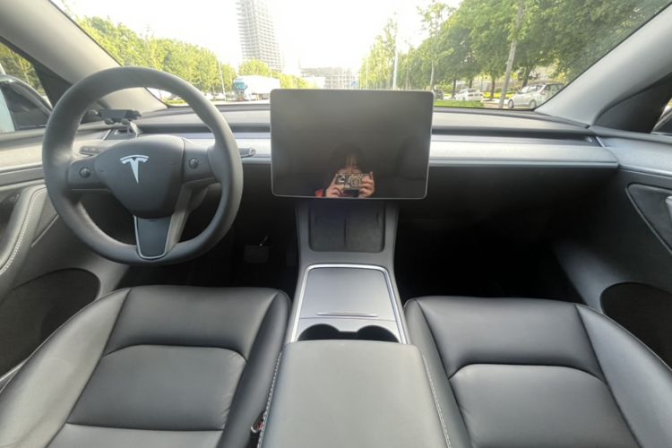 Used Tesla Model Y 2023 Rear-Wheel-Drive Version Interior 2