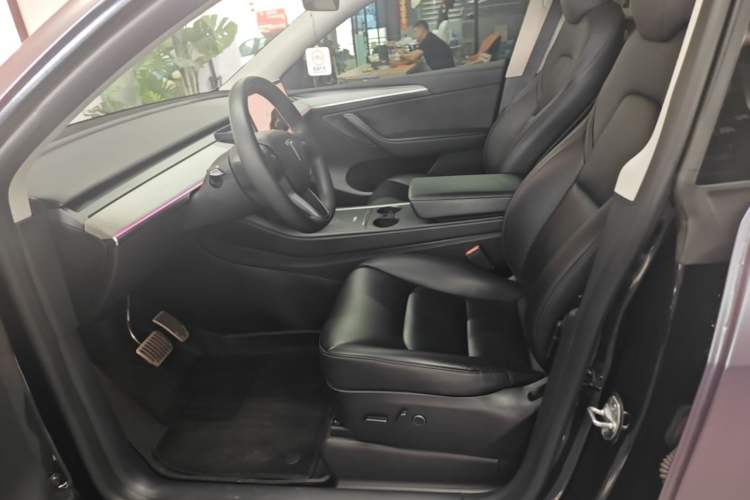 Used Tesla Model Y 2023 Long-Range All-Wheel-Drive Version Left Front Seat