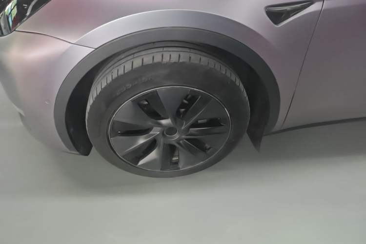 Used Tesla Model Y 2023 Long-Range All-Wheel-Drive Version Left Front Wheel Hub