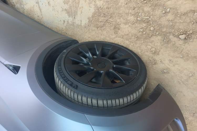 Used Tesla Model Y 2023 Long-Range All-Wheel-Drive Version Left Front Wheel Hub