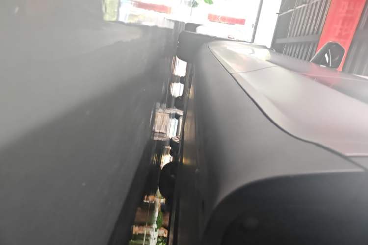Used Tesla Model Y 2023 Long-Range All-Wheel-Drive Version Left Side Sill