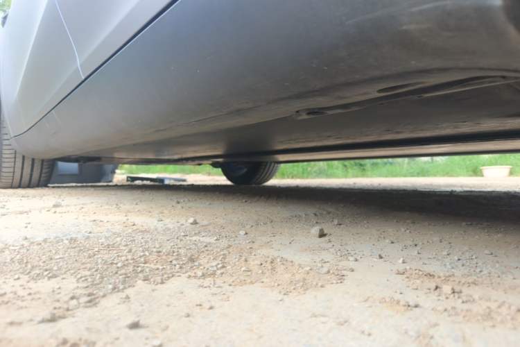 Used Tesla Model Y 2023 Long-Range All-Wheel-Drive Version Left Side Sill