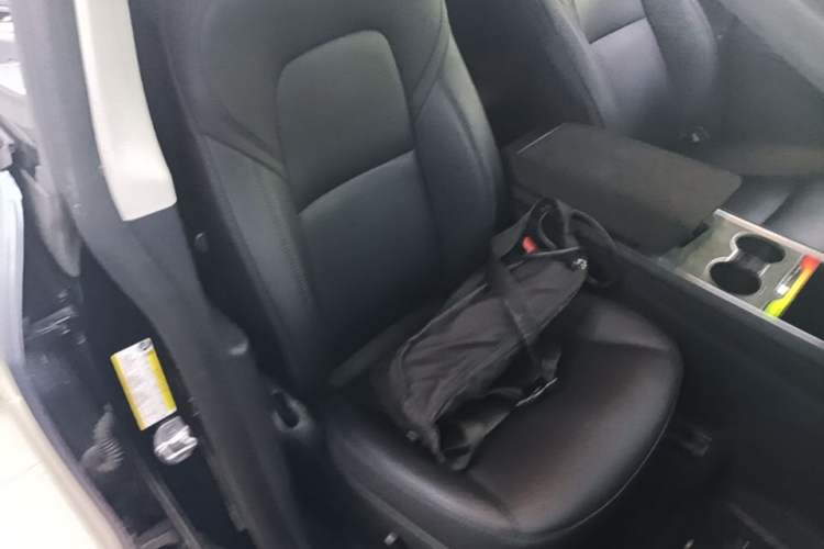 Used Tesla Model Y 2023 Rear-Wheel-Drive Version Right Front Seat