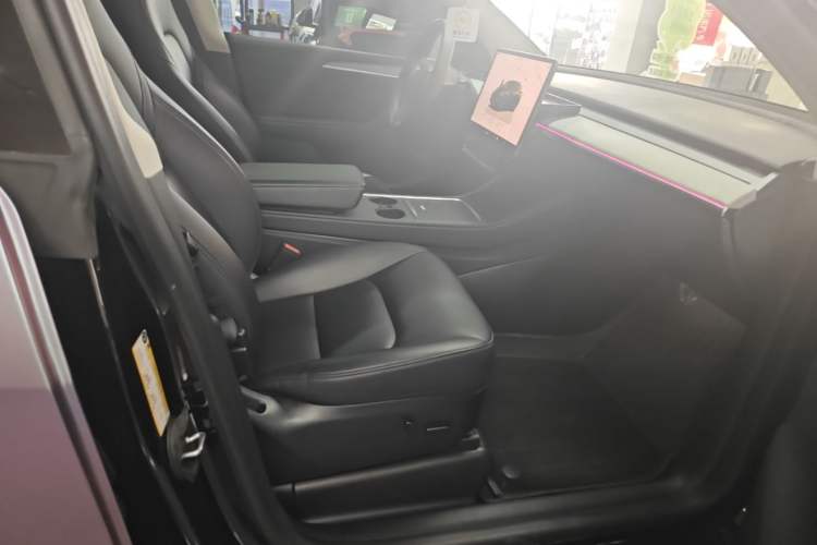 Used Tesla Model Y 2023 Long-Range All-Wheel-Drive Version Right Front Seat