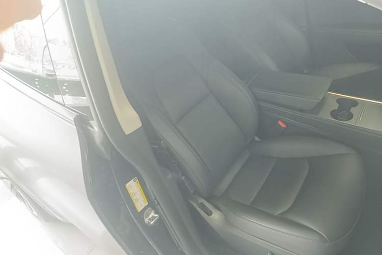 Used Tesla Model Y 2023 Rear-Wheel-Drive Version Right Front Seat
