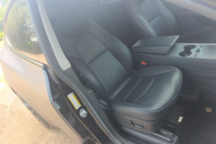 Used Tesla Model Y 2023 Long-Range All-Wheel-Drive Version Right Front Seat