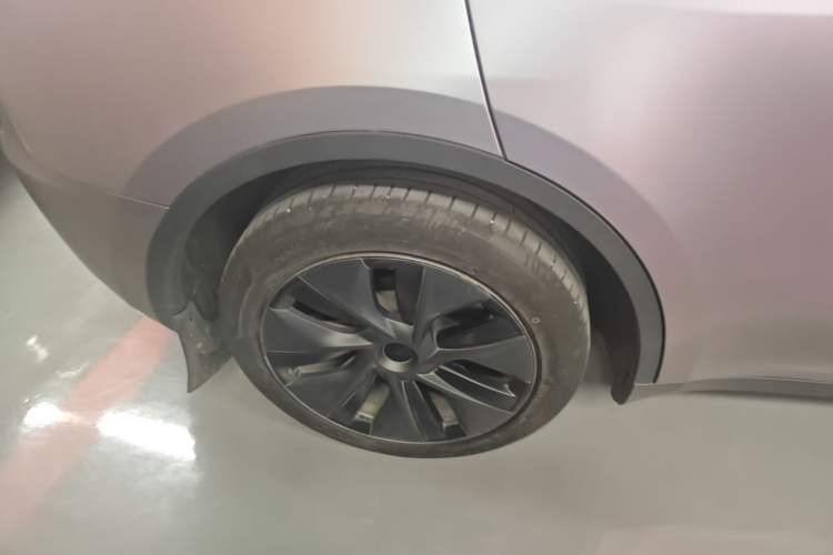 Used Tesla Model Y 2023 Long-Range All-Wheel-Drive Version Right Rear Wheel Hub