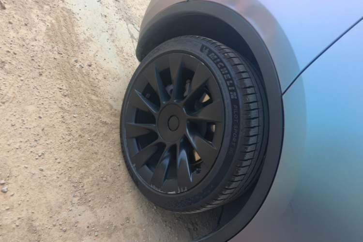 Used Tesla Model Y 2023 Long-Range All-Wheel-Drive Version Right Rear Wheel Hub