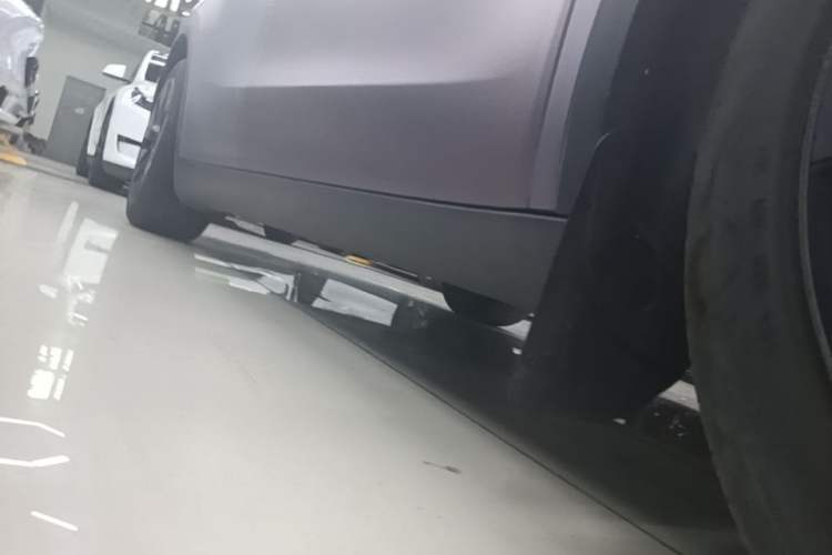 Used Tesla Model Y 2023 Rear-Wheel-Drive Version Right Side Sill