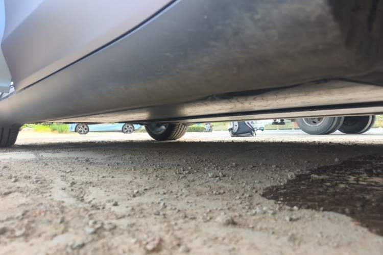 Used Tesla Model Y 2023 Long-Range All-Wheel-Drive Version Right Side Sill