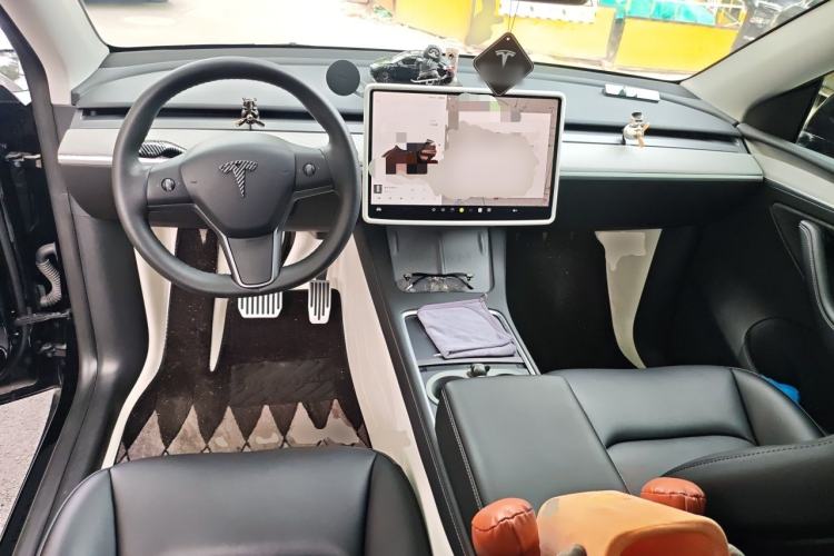 Used Tesla Model Y 2023 Long-Range All-Wheel-Drive Version Center Console