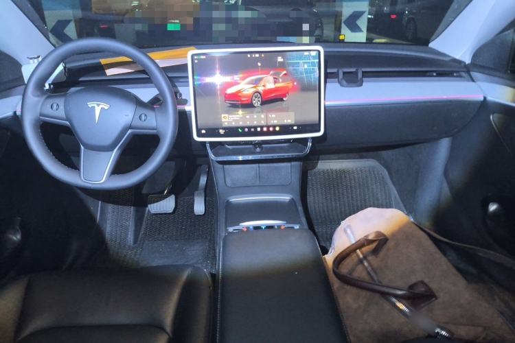 Used Tesla Model Y 2023 Long-Range All-Wheel-Drive Version Center Console