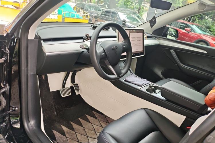 Used Tesla Model Y 2023 Long-Range All-Wheel-Drive Version Driver Seat